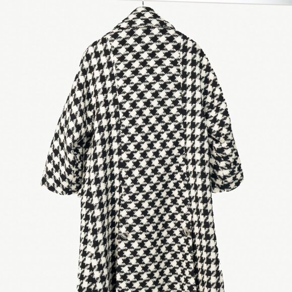 Chanel AW/19 Runway White & Black Houndstooth Wool-Tweed Coat - Picture 3 of 16